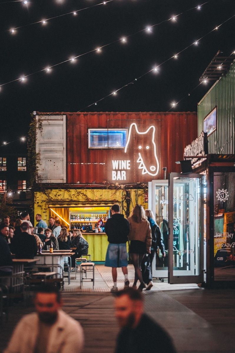 Bandit Wine Bar nocą w 100czni